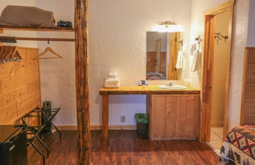 Dubois Cabina | Escape to a Premium Double Queen Room with Gorgeous Riverfront Access and Panoramic Mountain Views