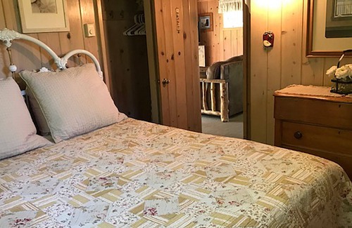 Egg Harbor Cabaña | Se aceptan mascotas Cottage privado en 10 Acre Farm en Fish Creek