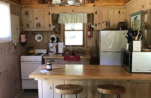 Egg Harbor Cabaña | Se aceptan mascotas Cottage privado en 10 Acre Farm en Fish Creek