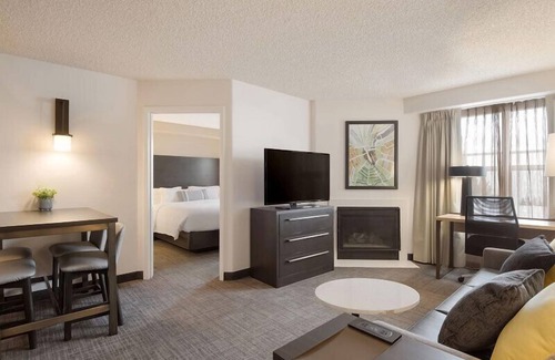 Reno/Tahoe Airport Complejo | Pet-friendly Property! With Free Breakfast, Onsite Sports Court, Pool!