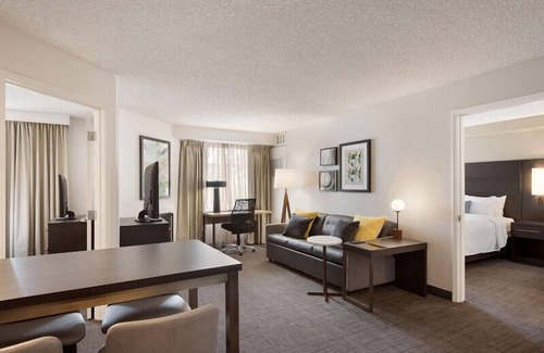 Reno/Tahoe Airport Complejo | Pet-friendly Property! With Free Breakfast, Onsite Sports Court, Pool!
