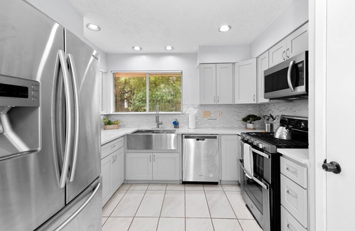Milwood Casa | Pet Friendly - Q2 & Domain - King Bed + Pool Table