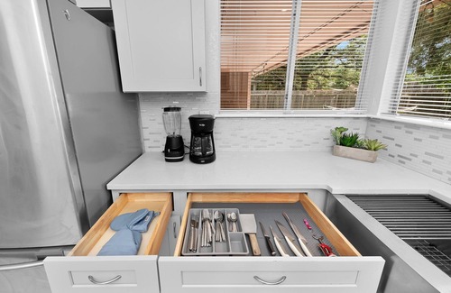Milwood Casa | Pet Friendly - Q2 & Domain - King Bed + Pool Table