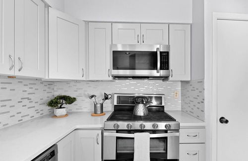 Milwood Casa | Pet Friendly - Q2 & Domain - King Bed + Pool Table
