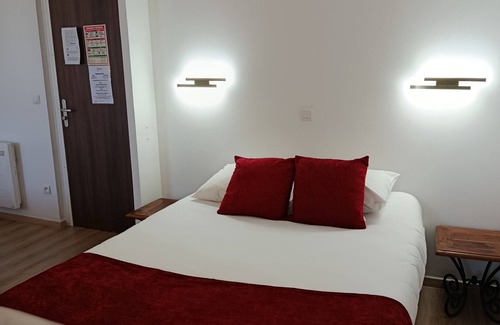 Digne-les-Bains Hotel | Pet-Friendly Room w Parking Close to Local Trails