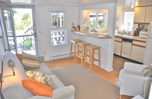 Provincetown Cabaña | CASA AMUEBLADA POR MASCOTAS 1HAB / 1BA RENOVADA - 3-MIN WALK TO CTR DE LA CIUDAD, 2 CUBIERTAS, PATIO
