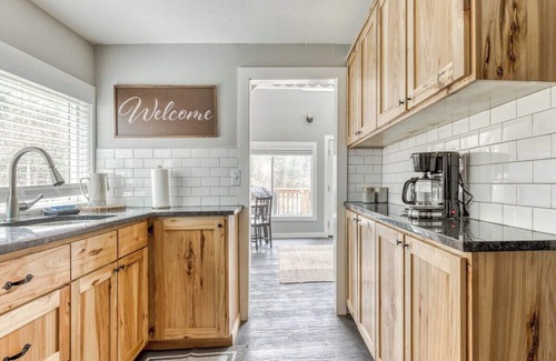 Zigzag Casa | Pet-Friendly Riverfront Cabin with Hot Tub & BBQ - Riverbend 2