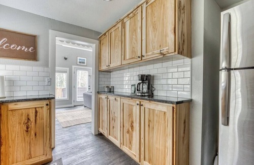 Zigzag Casa | Pet-Friendly Riverfront Cabin with Hot Tub & BBQ - Riverbend 2