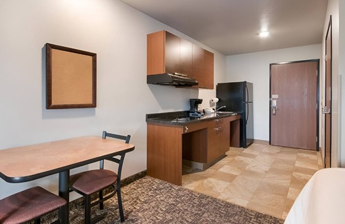 Council Bluffs Hotel | Pet-Friendly Room w/ Swimming Pool Perfect for Extended Stays in Council Bluffs