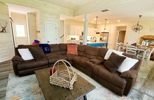 Clayton Casa | Pet Friendly Scenic Mountain Retreat Hiking Firepit Wifi - Stargazer Hideaway