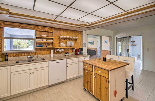Sebastian Highlands Cabaña | Pet-friendly Sebastian Home on Lake; Golf Nearby
