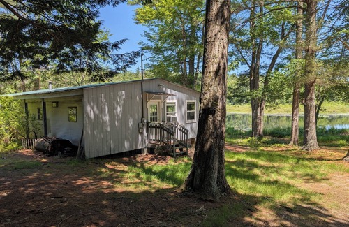 Fitzwilliam Cabaña | Pet-friendly, secluded, & peaceful pond home near Keene & Rindge. Max 3 people.