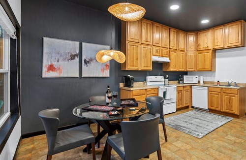 Fairview Cabina | Pet-friendly serene cabin with air hockey and fire pit