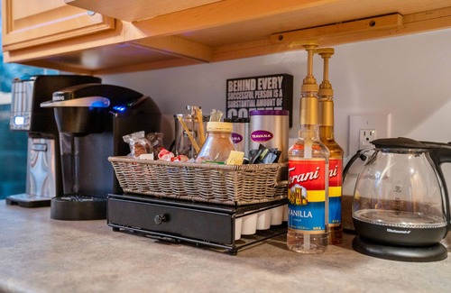 Fairview Cabina | Pet-friendly serene cabin with air hockey and fire pit