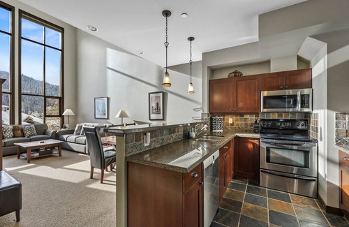 Sun Peaks Condominio | Pet Friendly, Ski In/Ski Out, 3 Bedroom Condo in Stone's Throw!