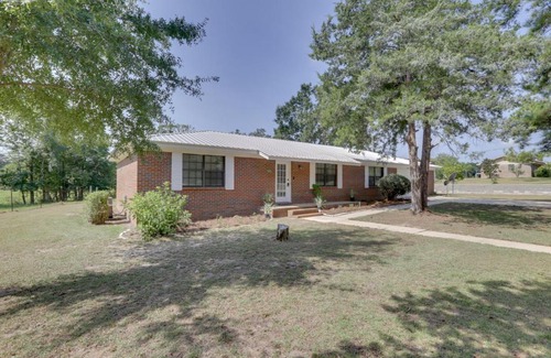 Slocomb Casa | Pet-Friendly Slocomb Vacation Rental with Sunroom!