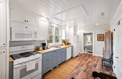 Batesville Cabaña | Pet-Friendly Somerset Cottage at Ivy Cottages