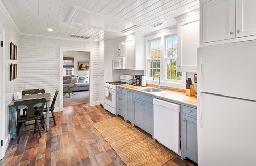 Batesville Cabaña | Pet-Friendly Somerset Cottage at Ivy Cottages