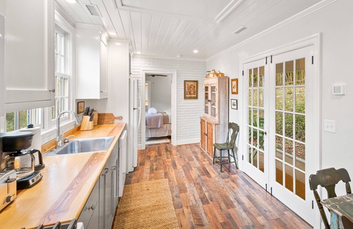 Batesville Cabaña | Pet-Friendly Somerset Cottage at Ivy Cottages