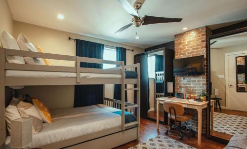 South Side Slopes Apartamento | Pet-Friendly Southside Getaway - Sleeps 12