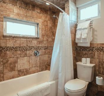 South Side Slopes Apartamento | Pet-Friendly Southside Getaway - Sleeps 12