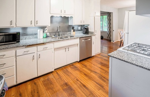 Highland Casa | Pet-Friendly St Paul Home: Fireplace & Office Area