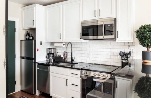 Bellaire Apartamento | Pet-Friendly Studio in New Boutique Resort w/ Hot Tubs, Sauna, Fire Pit, & More!
