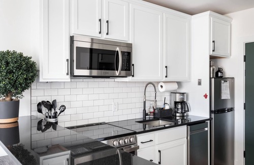 Bellaire Apartamento | Pet-Friendly Studio in New Boutique Resort w/ Hot Tubs, Sauna, Fire Pit, & More!
