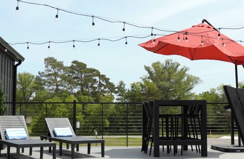 Bellaire Apartamento | Pet-Friendly Studio in New Boutique Resort w/ Hot Tubs, Sauna, Fire Pit, & More!