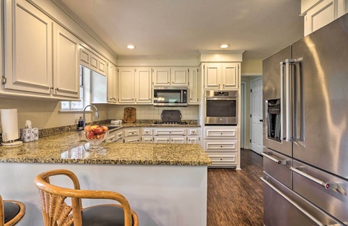 Huger Casa | Pet-Friendly Suburban Escape w/ Deck & Grill!