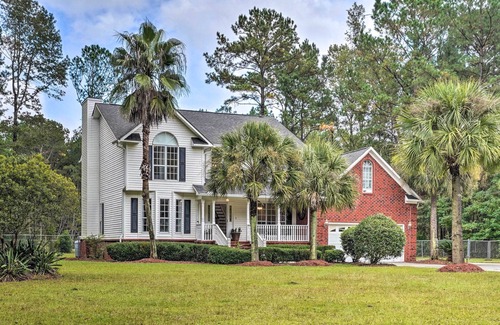 Huger Casa | Pet-Friendly Suburban Escape w/ Deck & Grill!
