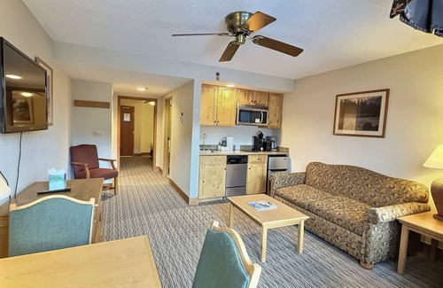 Crested Butte Condominio | Pet-Friendly Suite w/ Pool, Hot Tub, Ski In/Out!