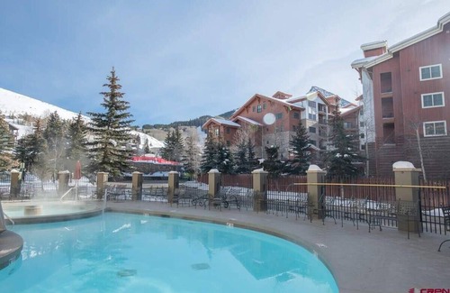 Crested Butte Condominio | Pet-Friendly Suite w/ Pool, Hot Tub, Ski In/Out!