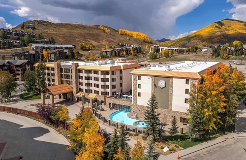 Crested Butte Condominio | Pet-Friendly Suite w/ Pool, Hot Tub, Ski In/Out!
