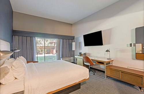 Pleasant Hill Hotel | Pet Friendly Suites Close to The Mission District & Downtown! w/ Self Parking!