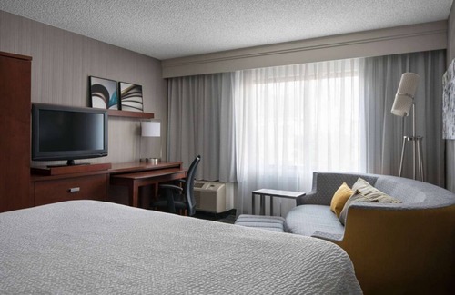 Pleasant Hill Hotel | Pet Friendly Suites Close to The Mission District & Downtown! w/ Self Parking!