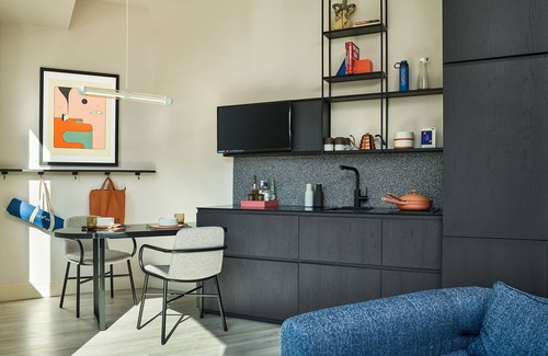 River North Art District Apartamento | Pet Friendly + Suite | Rooftop Hot Tub & Bar