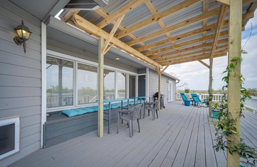 Llano Casa | Pet-Friendly Texas Retreat with Deck and Gas Grill!