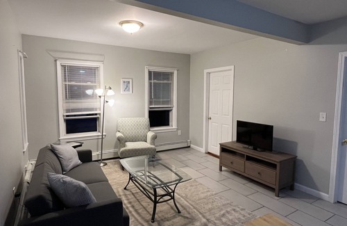Malden Condominio | Pet-Friendly Two-Bedroom Condo just 15 minutes' Drive from Downtown