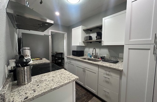 Ybor City Casa | Pet Friendly! TWO KING SIZE BEDS, Fire Stick - Sunshine Bay Retreat Awaits!!