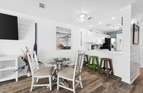 Bel Air Casa | Pet Friendly Townhome W/ Free WiFi and Parking