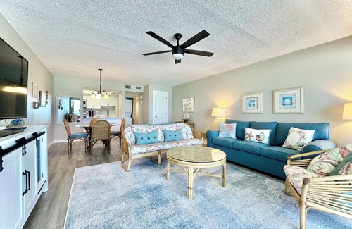 Bel Air Condominio | Pet Friendly! Newly Remodeled Beach Front Condo GG508