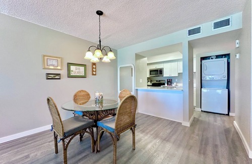 Bel Air Condominio | Pet Friendly! Newly Remodeled Beach Front Condo GG508