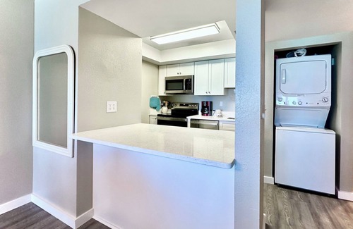 Bel Air Condominio | Pet Friendly! Newly Remodeled Beach Front Condo GG508