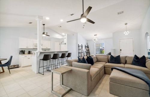 Thomas Drive Casa | Pet Friendly, great outdoor space & spacious
