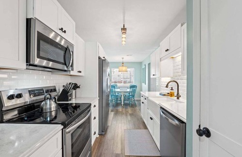 Crescent Beach Condominio | Pet-friendly condo, less than 5 min walk to beach, beach chairs, wagon, umbrella etc. included!