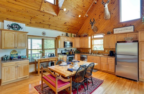 Vienna Cabina | Pet-Friendly Vienna Cabin w/ Screened-In Porch!