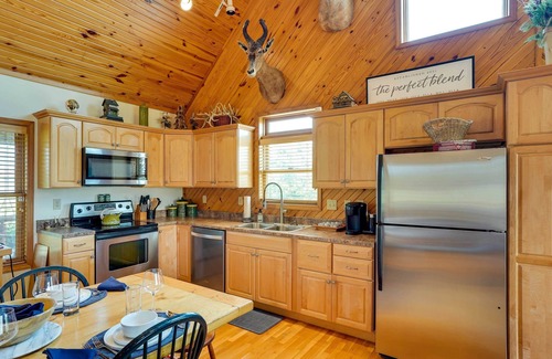 Vienna Cabina | Pet-Friendly Vienna Cabin w/ Screened-In Porch!