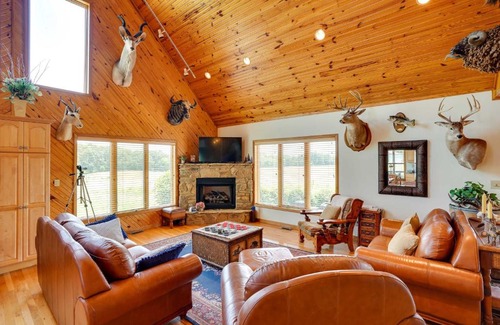 Vienna Casa | Pet-Friendly Vienna Cabin with Screened-In Porch!