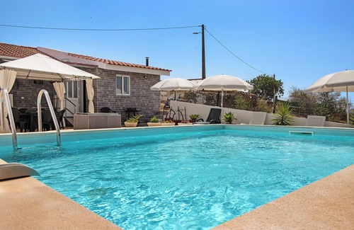 Martim Longo Villa | Villa "Casa dos Jotas" con piscina y Wi-Fi; mascotas permitidas